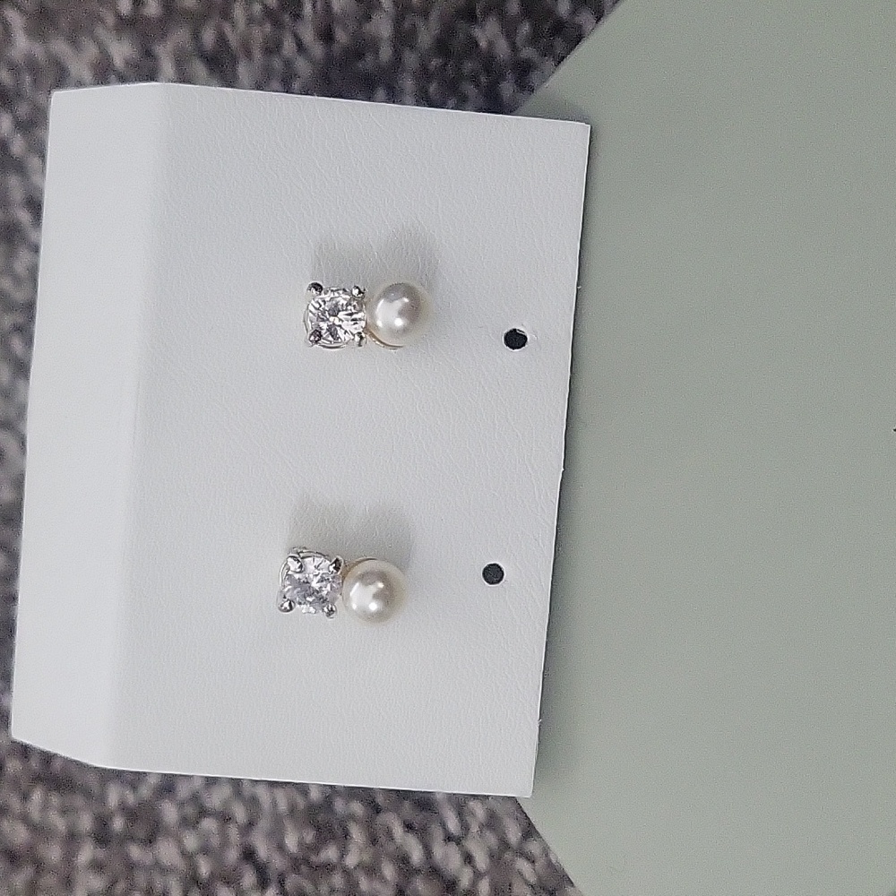 Cubic zirconia/pearl Studs